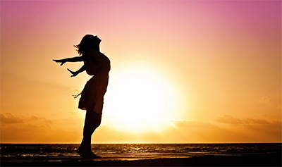 femme devant couché de soleil